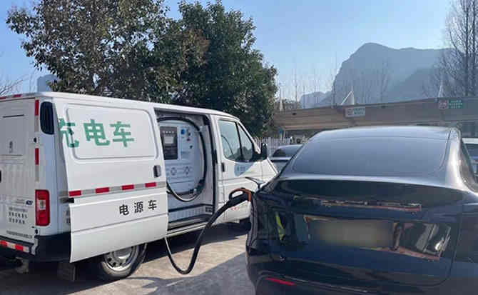福鼎汽车搭电